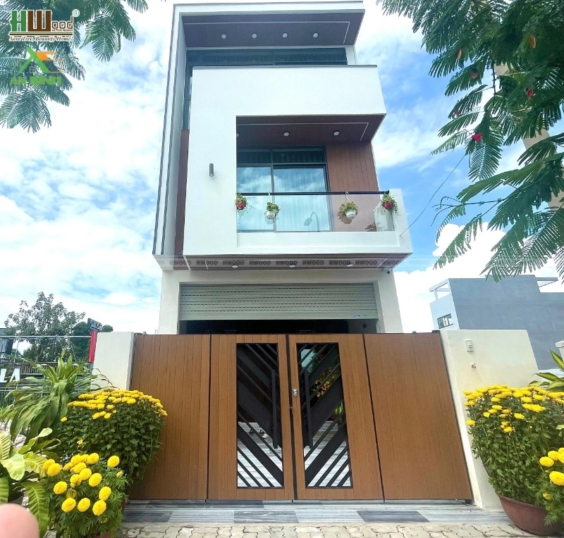 Ốp trần ban công mái hiên bằng gỗ nhựa ngoài trời đẹp chống nắng mưa hiệu quả