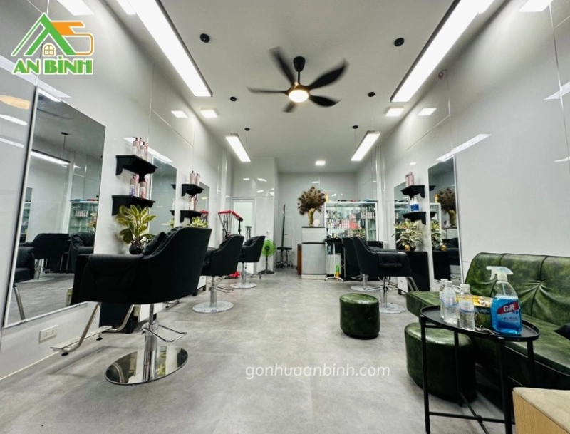 Góc tường ốp tấm PVC giả đá hoàn thiện tại VCN Hairsalon Khánh Hòa