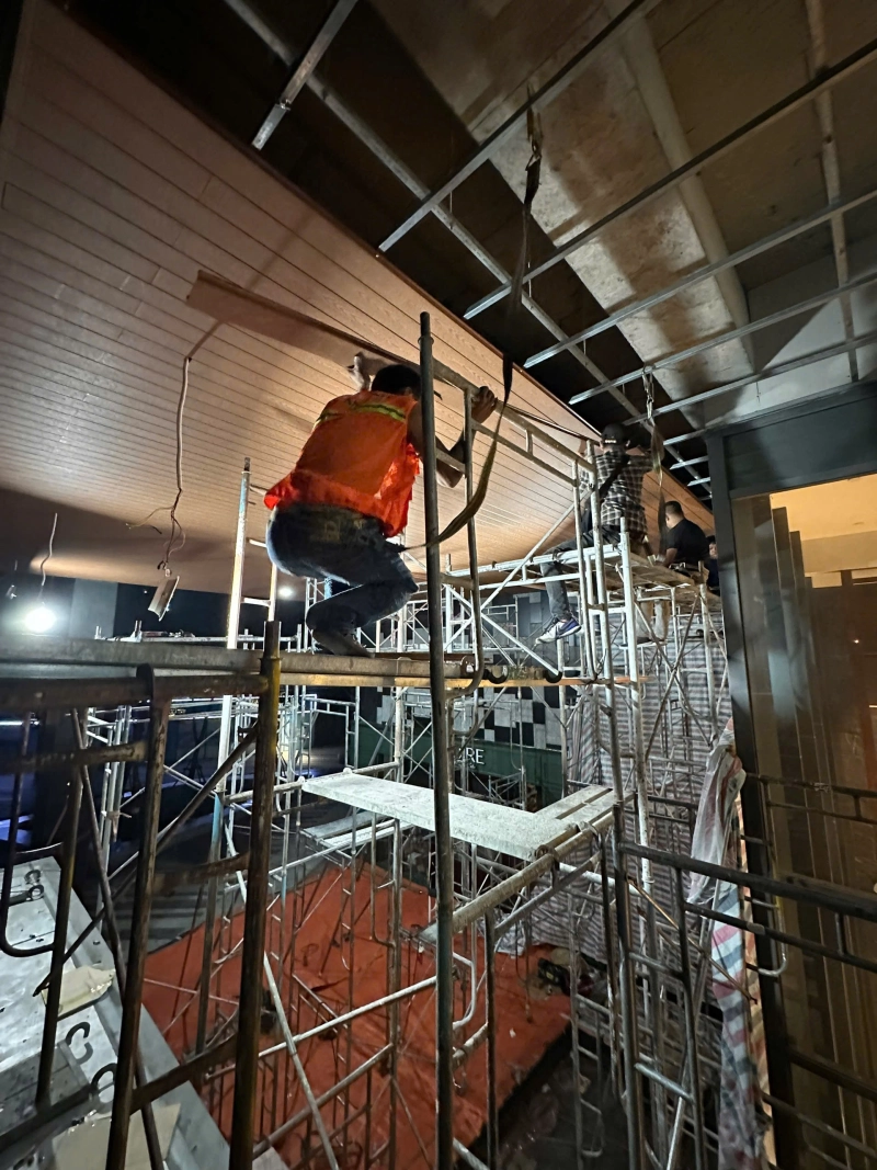 Hiện trạng hệ trần cũ xuống cấp trước khi thi công thay thế tại The Berkley Thảo Điền