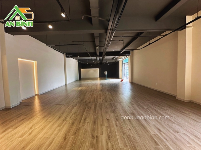 Mặt sàn gỗ công nghiệp hèm khóa 200m2 showroom sofa Thới Tam Thôn Hóc Môn hoàn thiện