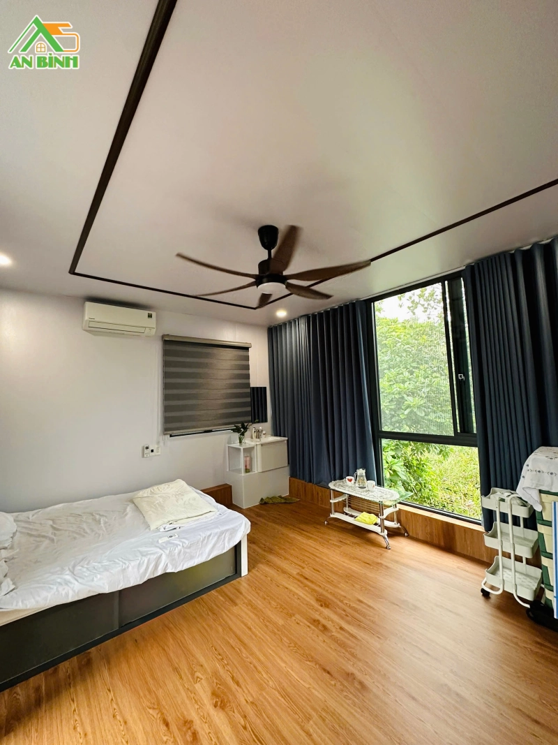 Ốp trần vách nhựa giả gỗ và lót sàn nhựa giả gỗ bên trong phòng ngủ tiền chế sân thượng