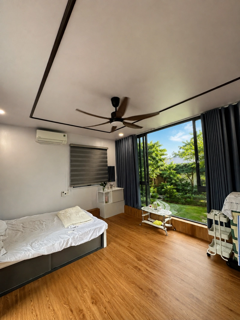 Phòng ngủ tiền chế sân thượng với cửa nhôm kính view sân vườn xanh mát tại Quận 9