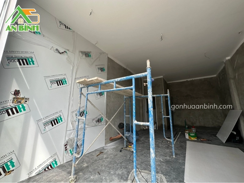 Quá trình thi công ốp tường PVC giả đá tại VCN Hairsalon Cam Ranh