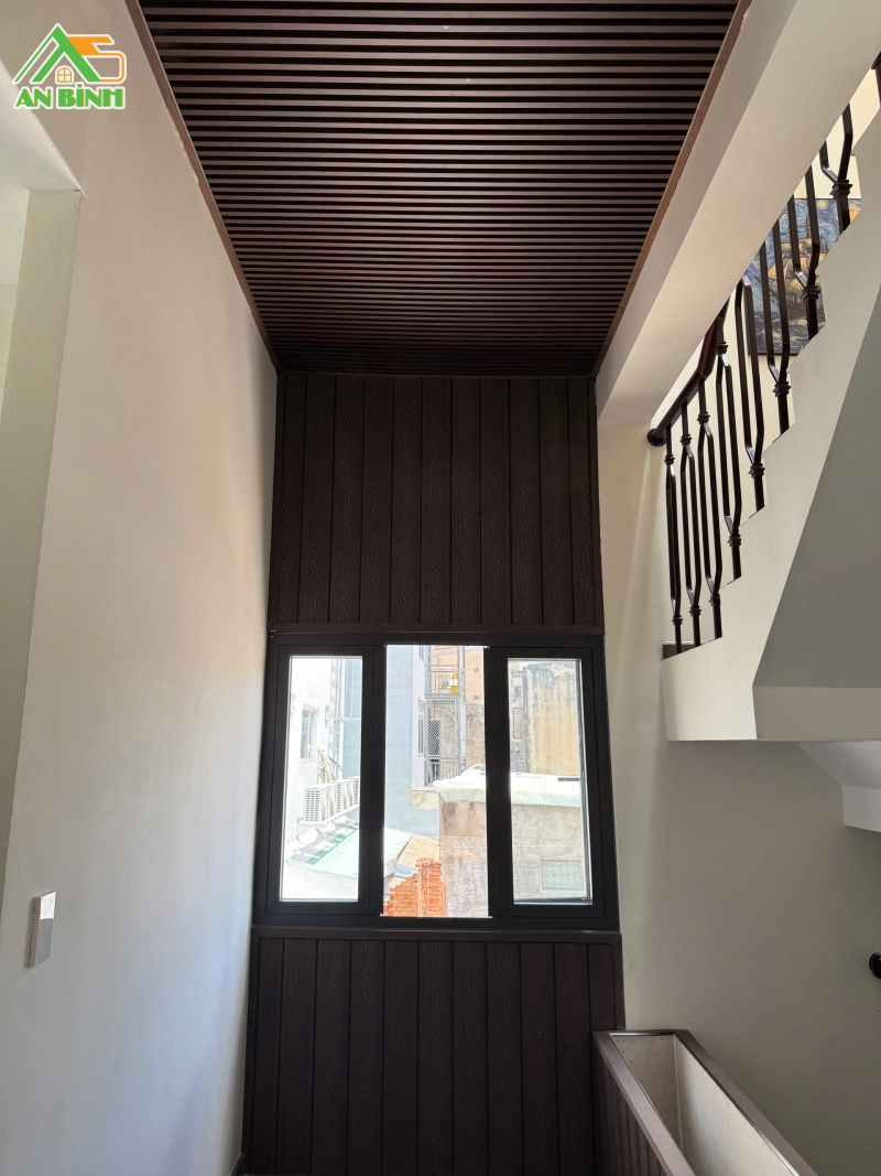 Thi công sàn gỗ nhựa Hwood ngoài trời trên khung thép kết nối hai khu nhà tại Bình Thạnh