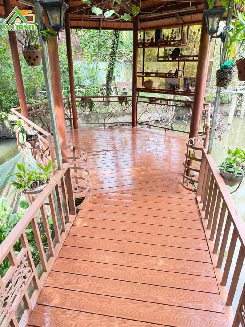Thi công tháo dỡ sàn cũ và lắp đặt hệ khung xương cho lối đi chòi nghỉ sân vườn Quận 9
