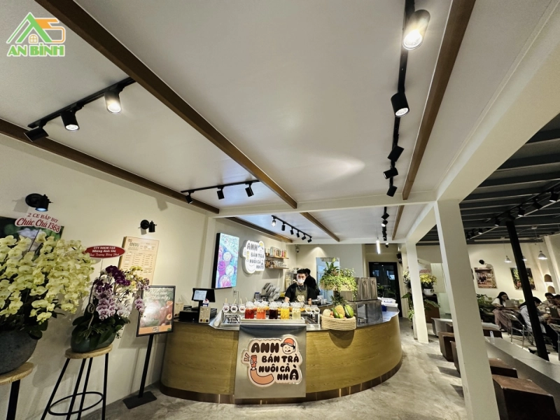 Thi công trần nhựa Nano Tenowood màu trắng kết hợp lam hộp gỗ nhựa ASA Bio Teak tại tiệm Anh Bán Trà Nuôi Cả Nhà, Bình Thạnh