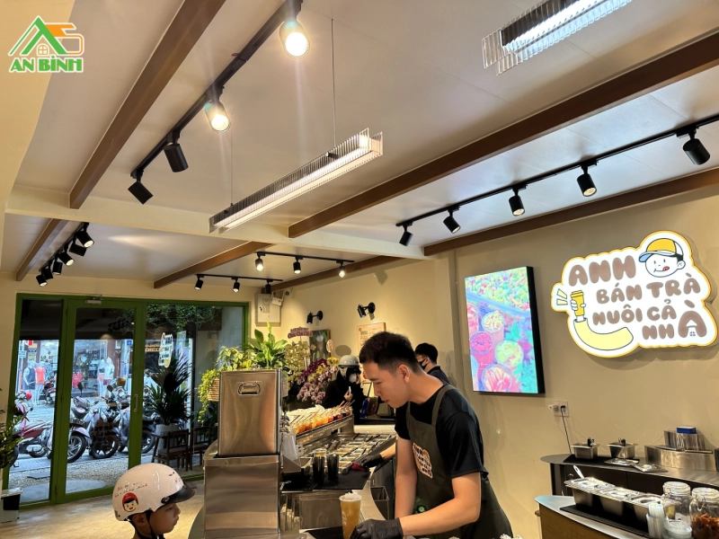 Hoàn thiện trần nhựa Nano kết hợp lam nhựa giả gỗ ASA khu vực quầy pha chế tiệm trà tại Bình Thạnh TP.HCM