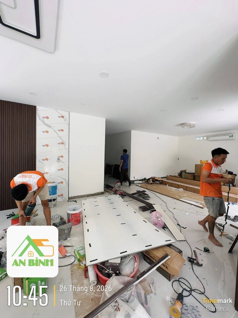 Thợ An Bình thi công ốp vách than tre và lắp lam sóng tại villa An Phú Đông